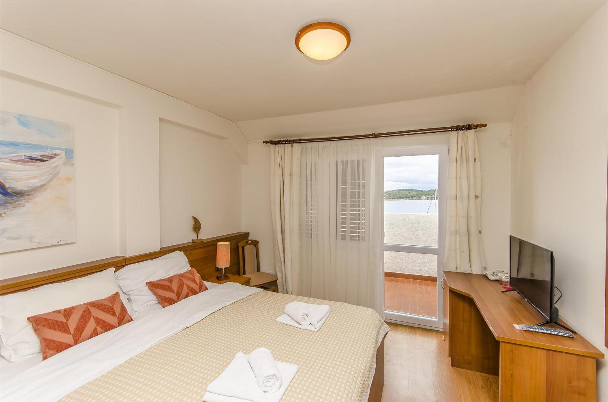 House Hotel Plava Laguna Tisno Exteriör bild