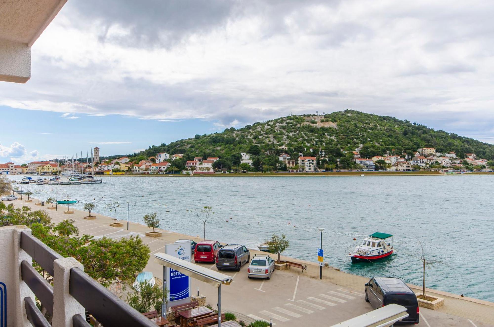 House Hotel Plava Laguna Tisno Rum bild