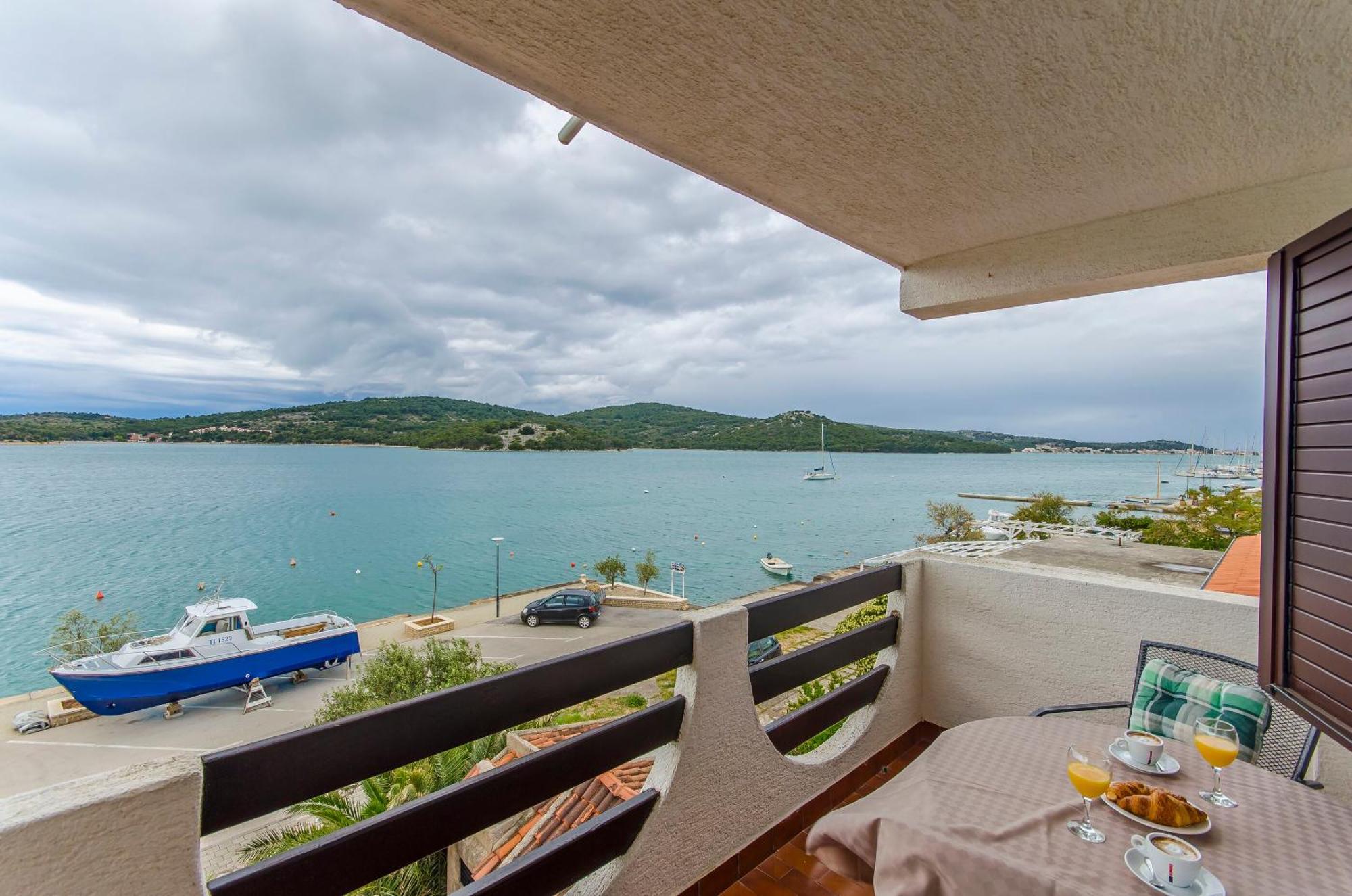 House Hotel Plava Laguna Tisno Rum bild
