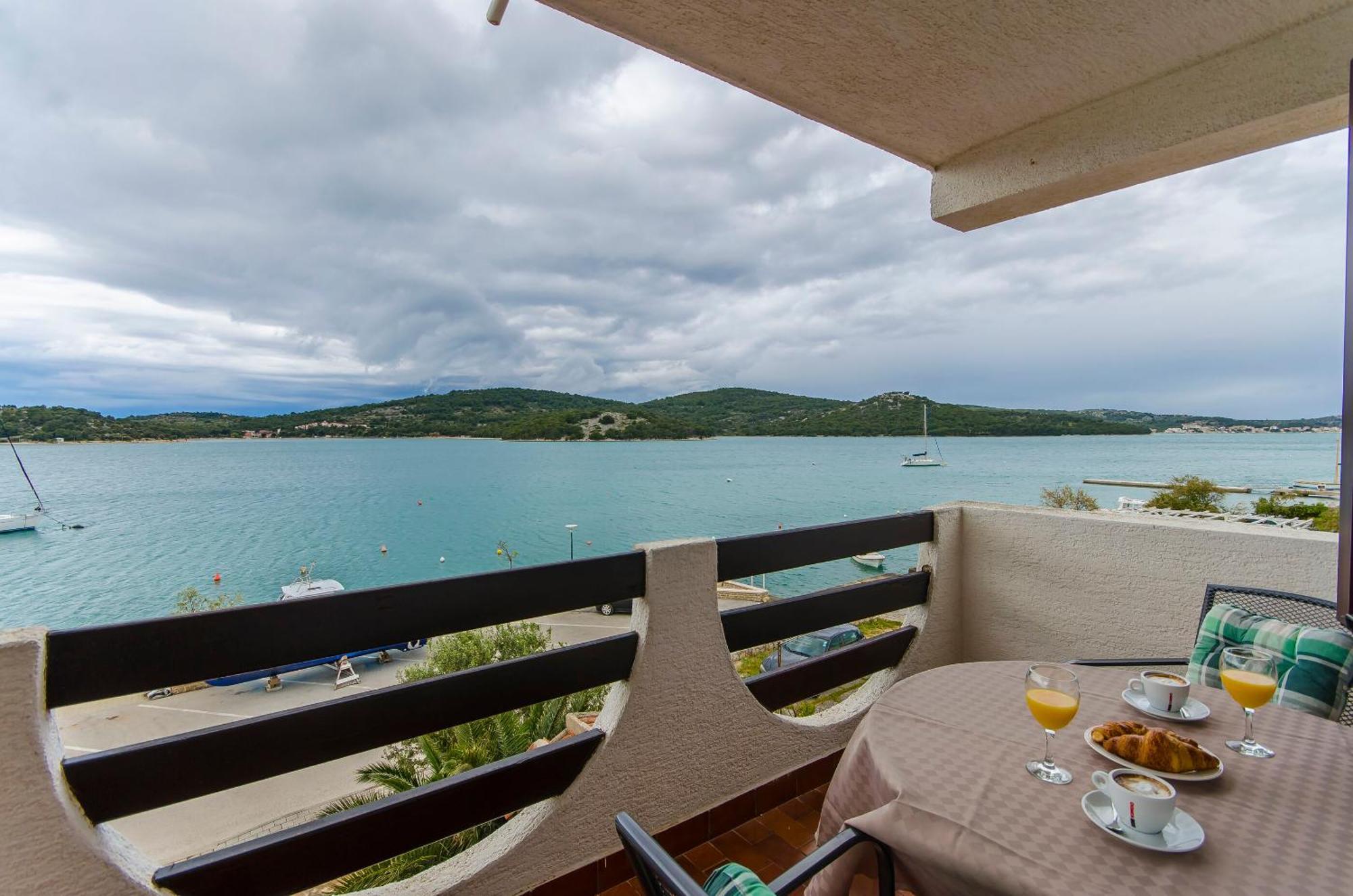 House Hotel Plava Laguna Tisno Rum bild